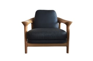 Armchair Bridge màu đen chân và tay vịn gỗ hiện đại