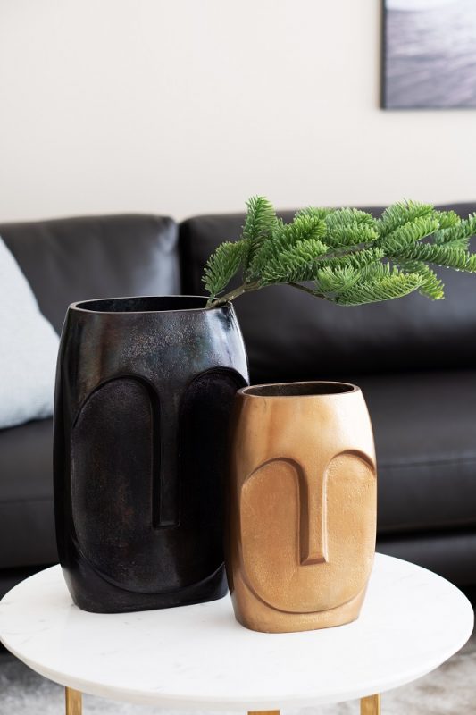 Sofa góc Opal da đen phối hợp đồ trang trí