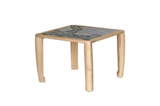 Bàn bên mặt đá Tết