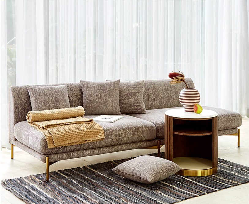 Bàn bên Valente sang trọng